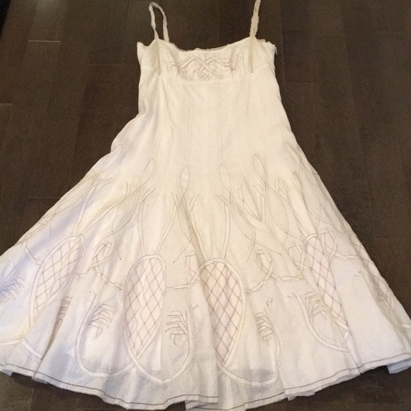 Elie Tahari Dresses & Skirts - Ellie Tahari Size 6 A line white with embroidery